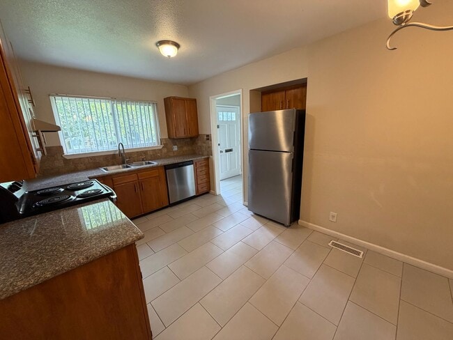 Building Photo - Central and updated 3 bedroom 1.5 bath tow...