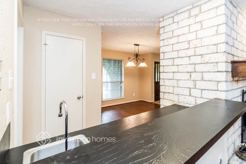 Building Photo - 10127 Sagerock Dr