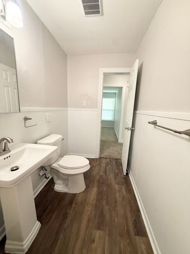 Building Photo - Adorable 2/1 Cottage near Downtown Lake Ja...