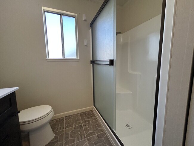 Building Photo - Refreshed 4bed 2bath in Roseville