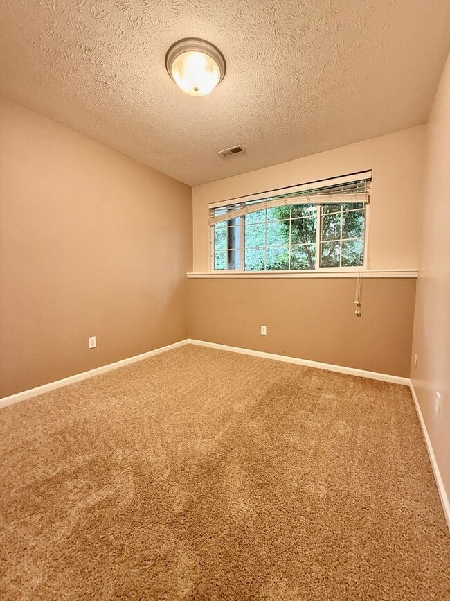 Building Photo - Three Bedroom Condo in Kalamazoo