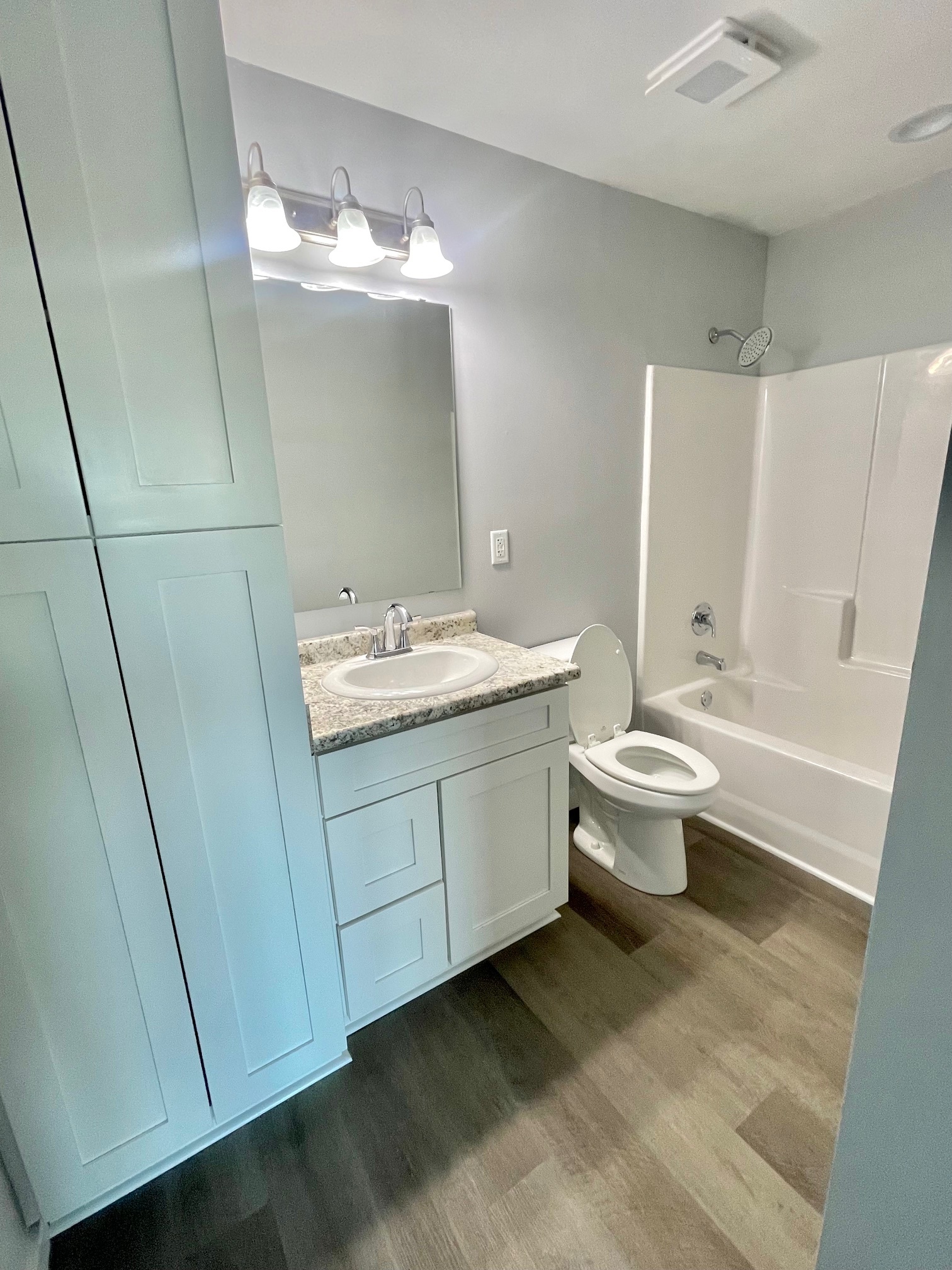 Tub/Shower Bathroom 2/3 - 51 Barcelona Dr