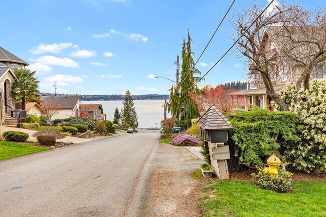 Building Photo - Lower Kennydale - Renton 4-bedroom 2.5 bath.