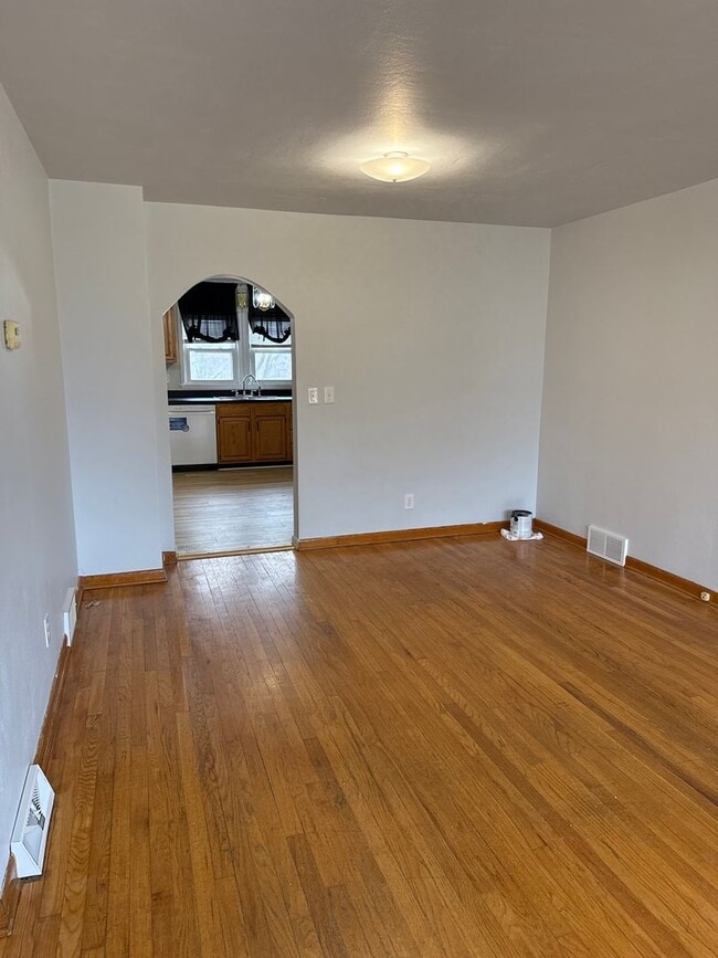 Building Photo - Charming 3 bedroom