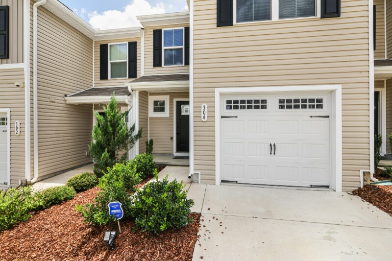 Building Photo - 304 Sunny Vw Dr