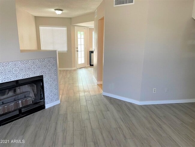 Building Photo - Remodeled 2 bed/1.5 bath townhome in the s...