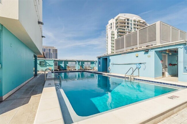 Building Photo - 1 Beach Dr SE