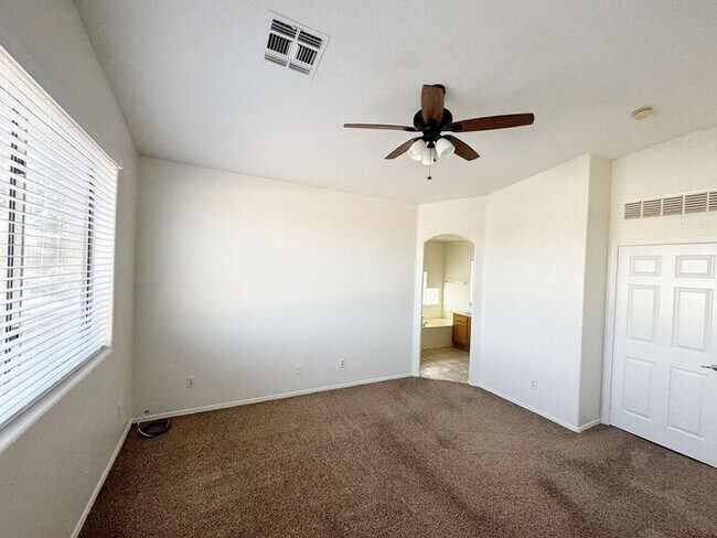 Building Photo - ABSOLUTELY STUNNING 4BR 2.5BA, OVER 2100SQFT, COMMUNITY POOL, CHANDLER