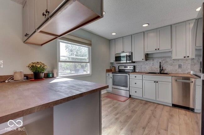 Building Photo - 3935 Mistletoe Dr