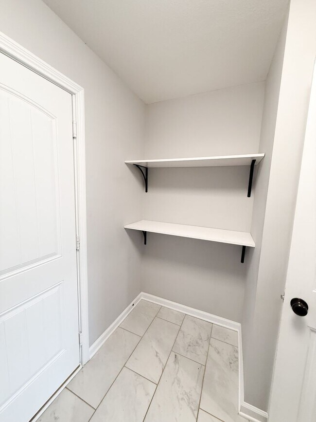 Building Photo - 3 Bedroom 3 Bathrooms located on a Cul De ...