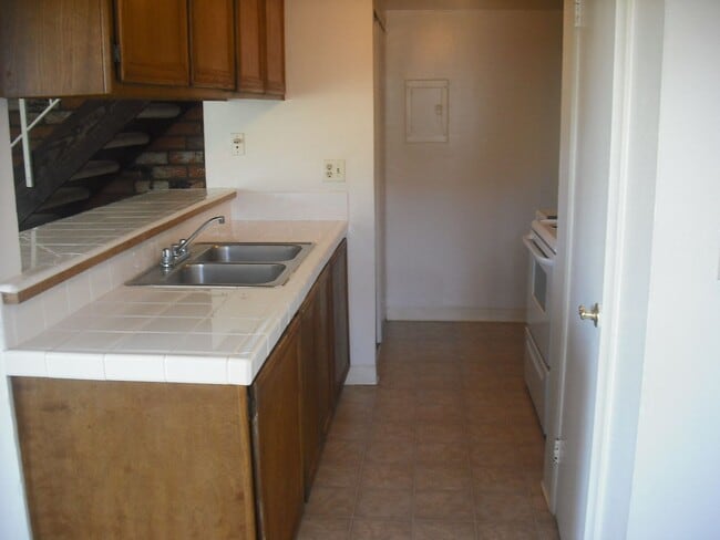 Building Photo - Popular Victoria Avenue Townhouse