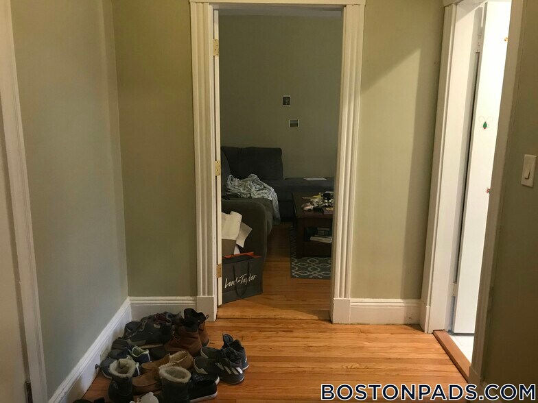 Building Photo - 370 Chestnut Hill Ave