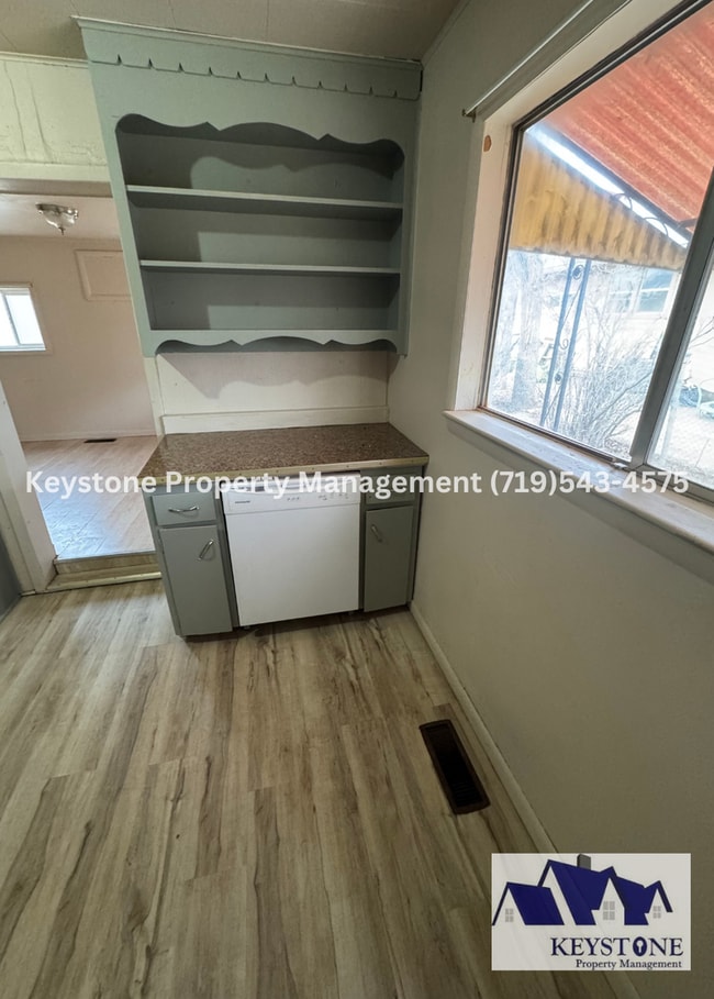 Building Photo - Small Dog Friendly! 3 Bedrooms / 1 Bath / 2 Car Detached Garage $1200/$1200