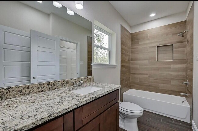 Building Photo - Spacious Townhome Near Several Parks