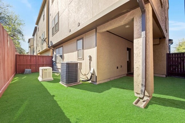 Building Photo - 11025 Upland Forest Dr