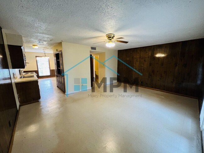 Building Photo - 62 W Elmwood Dr