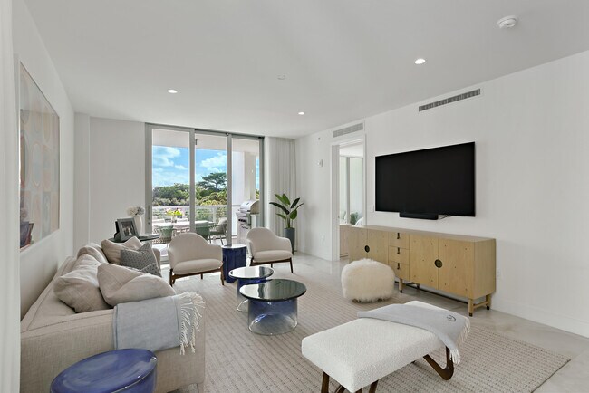 Building Photo - 485 E Royal Palm Rd