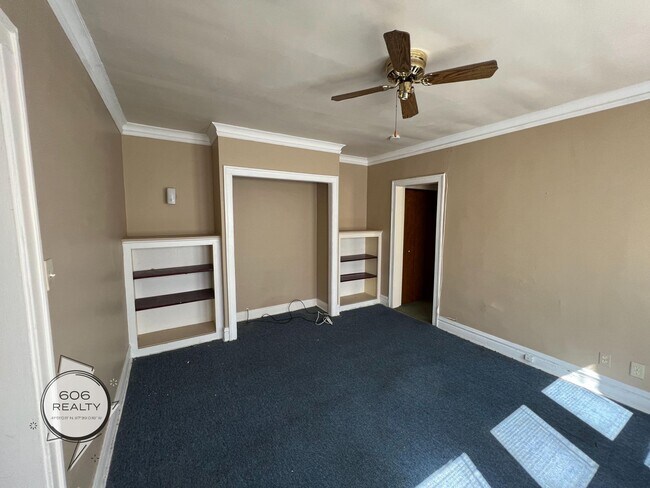 Building Photo - East Albany Park Apts!