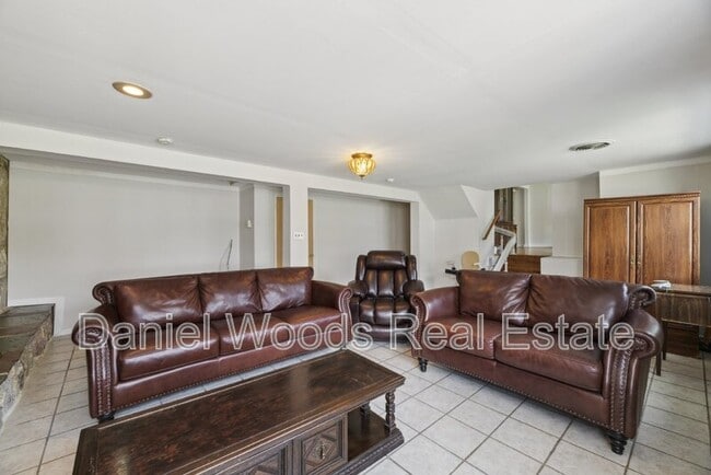 Building Photo - 49 Story Rd