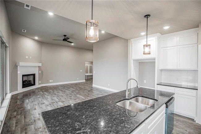 Building Photo - 1048 Parker Ln