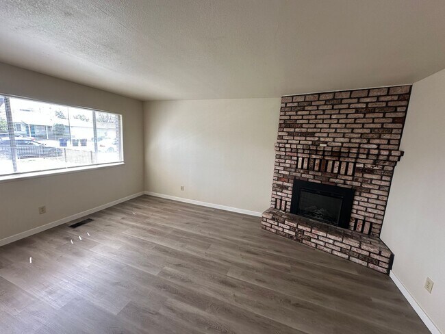 Building Photo - 1613 Carnation Ct