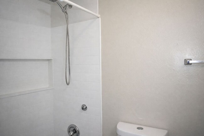 Building Photo - 6049 Northcrest Cir