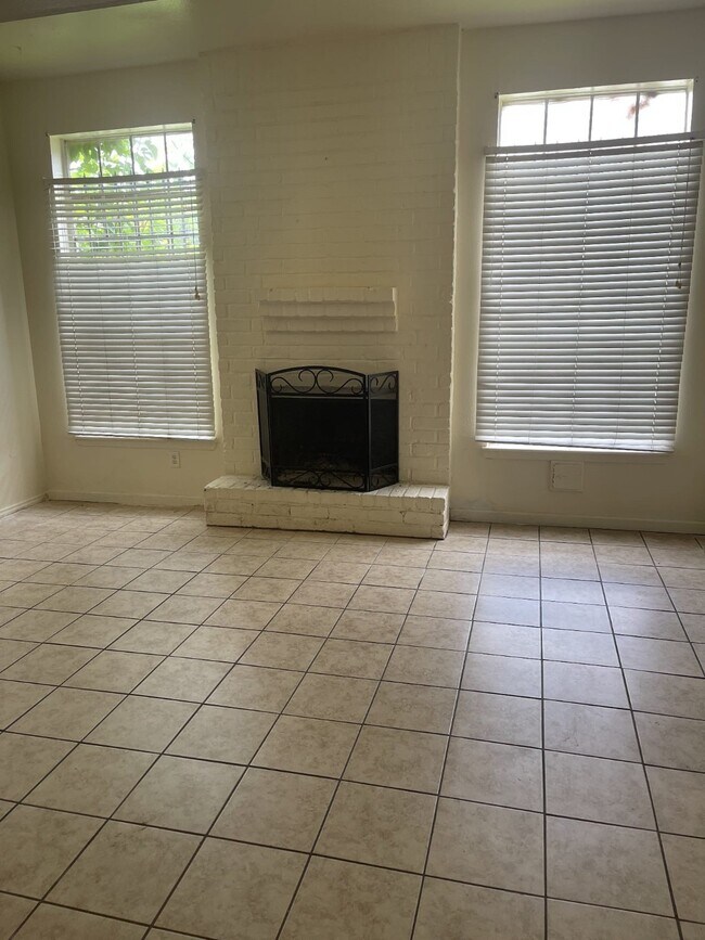 Building Photo - 708 Carol Lynn Dr