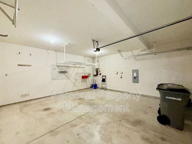 Building Photo - 3623 NE Sitka Dr