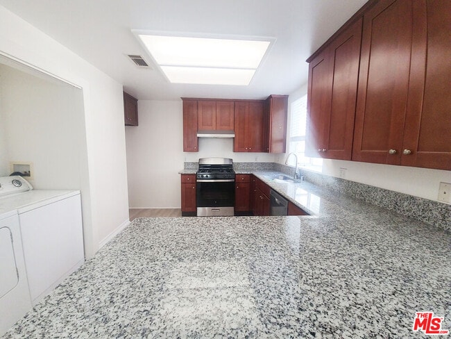 Building Photo - 4838 Elmwood Ave