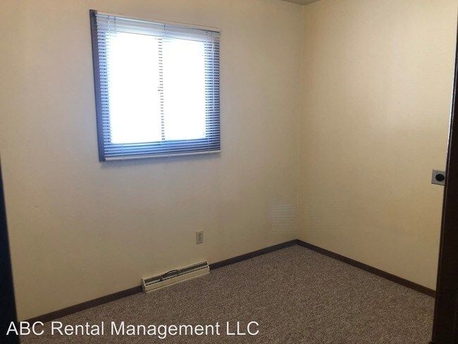 Building Photo - 604 N Walnut Ave