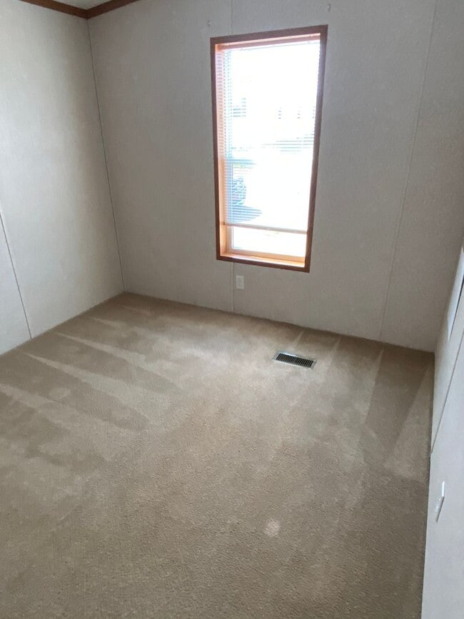 Building Photo - 3 bedroom 2 bath PET FRIENDLY!