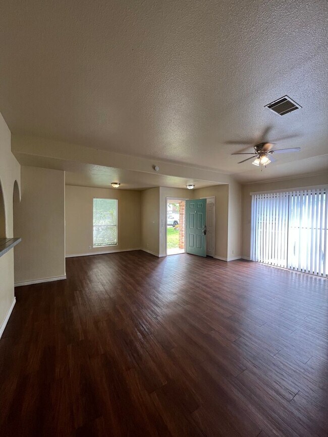 Building Photo - 2628 Gwendolyn Ln