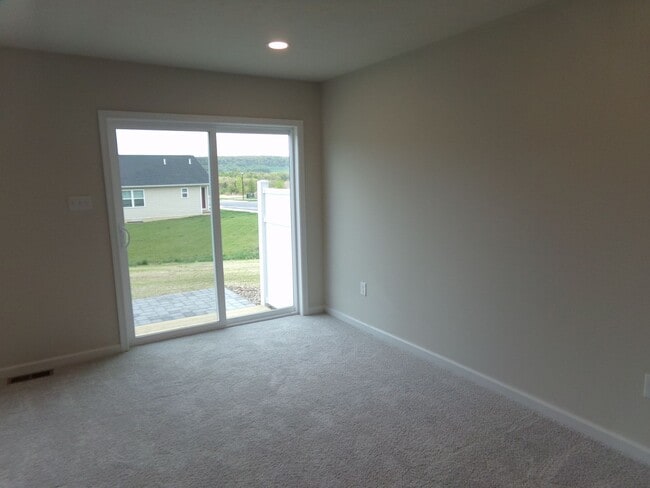 Building Photo - 3 bedroom, 2.5 Bathroom Townhouse in Gray's Pointe Neighborhood