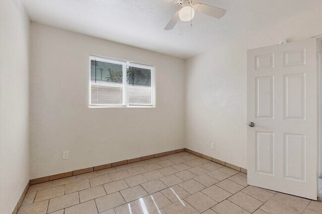 Building Photo - 540 Cardenas Dr SE