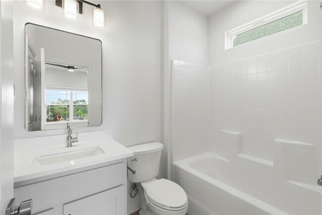 Building Photo - 240 Richards St