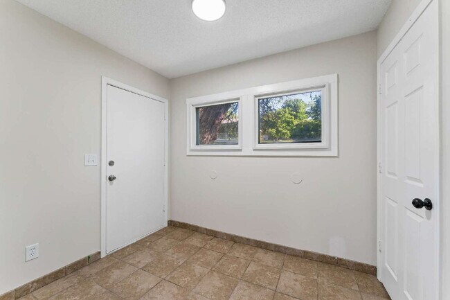 Building Photo - Charming 2-Bedroom Haven in Kansas City Northland!