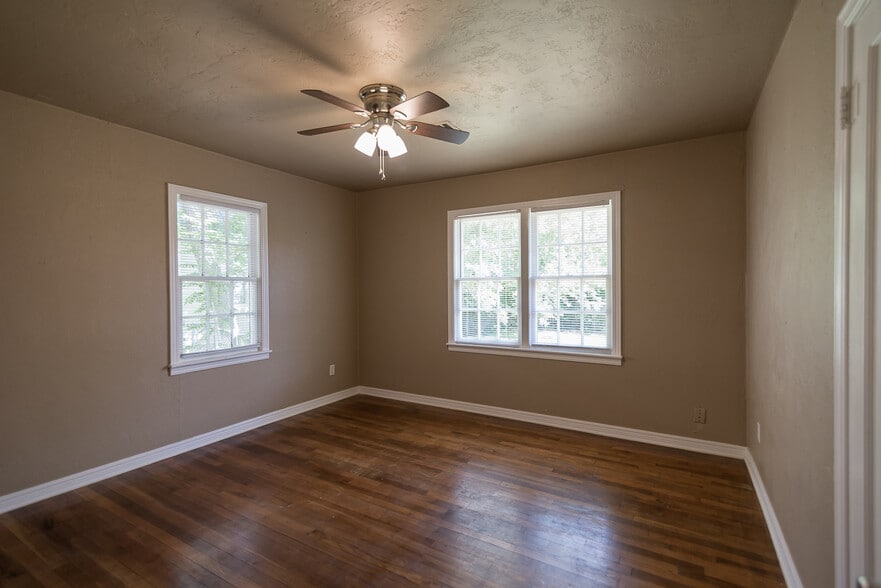 Building Photo - 2025 W Admiral Rd