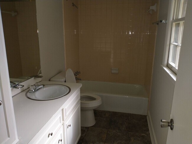 Building Photo - Nice 4/2--Move in Ready--Total Electric