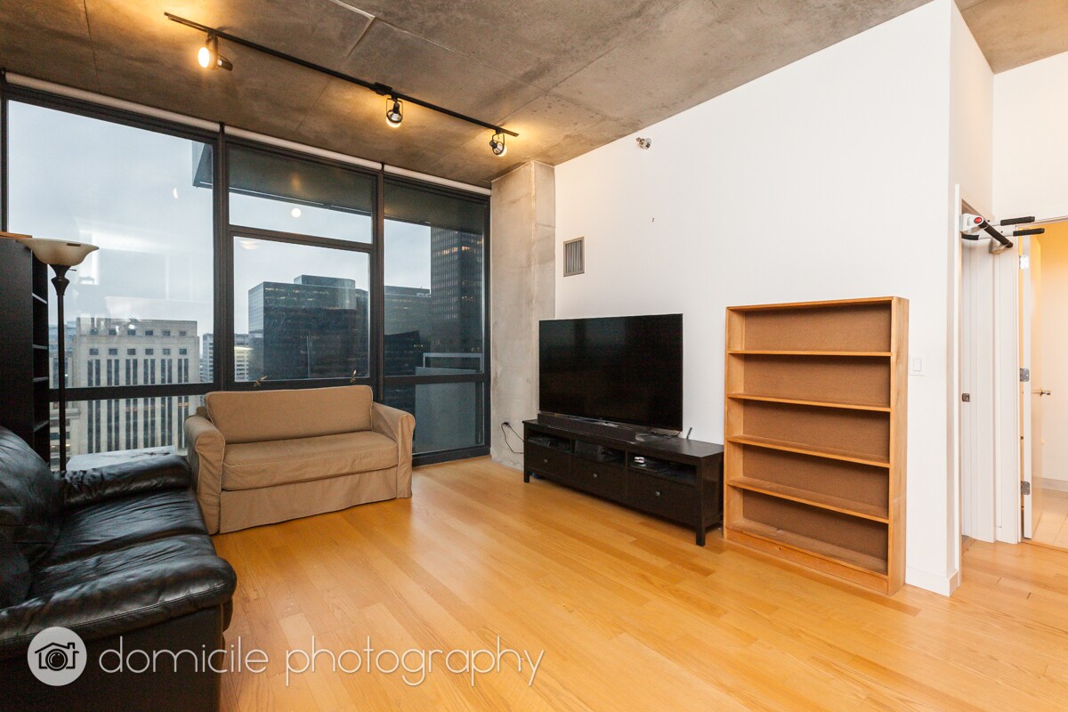 Building Photo - 235 W Van Buren St