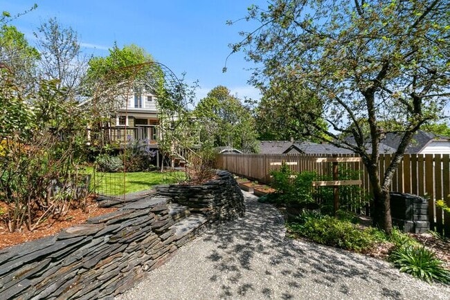 Building Photo - Charming AIR CONDITIONED Leschi Craftsman