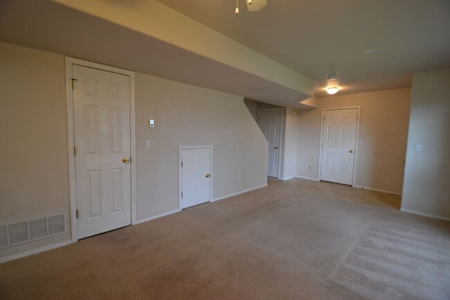 Building Photo - 2 Bedroom End Unit Townhome in D20!
