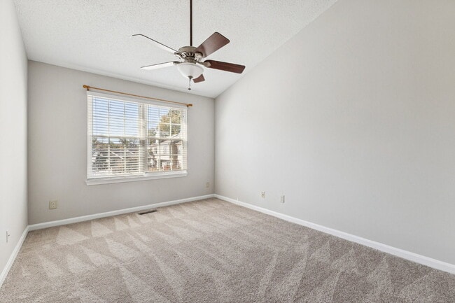 Building Photo - Welcome to this bright and beautifully maintained end-unit townhome in the desirable River Oaks c...