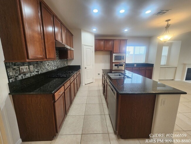 Building Photo - Eastvale 3 Bedroom Home