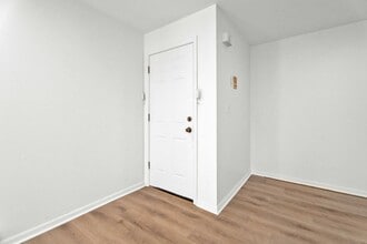 Building Photo - APARTMENT FOR LEASE - 2BD 1BTH NEWLY RENOVATED
