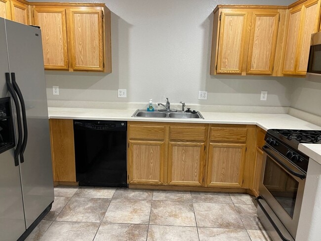 Building Photo - Spacious 2-Story Townhome in Gated Communi...