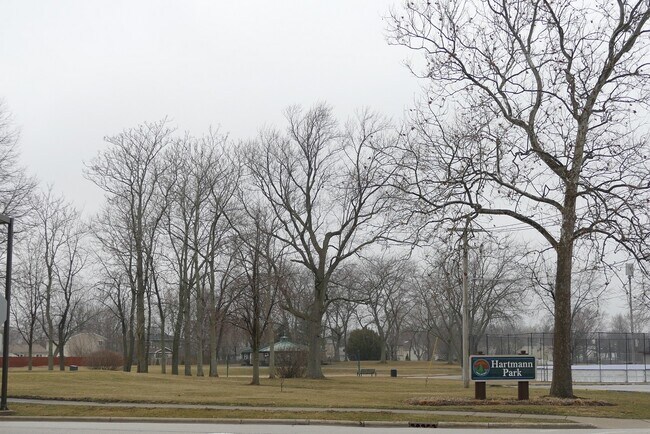 Building Photo - 711 N Lakeside Dr