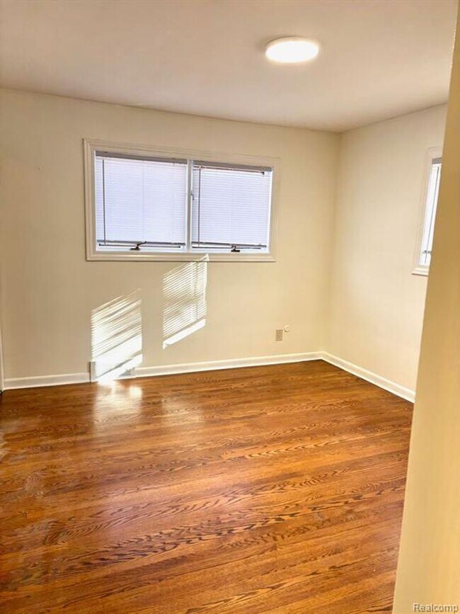 Building Photo - Beautiful Home in Farmington Hills - 3 Bd / 1.5 BA