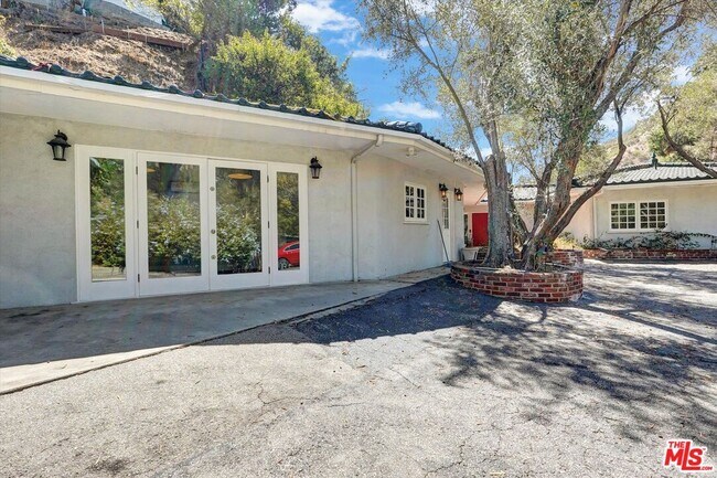 Building Photo - 2200 Outpost Dr