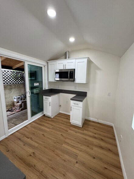 Fully equipped kitchen - 833 Sartori Ave