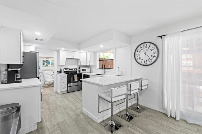 Building Photo - 3520 Highland View Dr